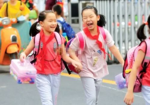 萌娃上幼儿园背着大书包一步一回头
