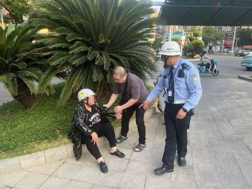 老人积水中倒地，民警未搀扶被免职，责任与担当的拷问